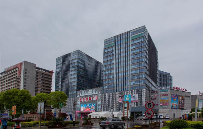 上海蓮花國際廣場：地鐵上蓋，交通樞紐旁的都市綠洲